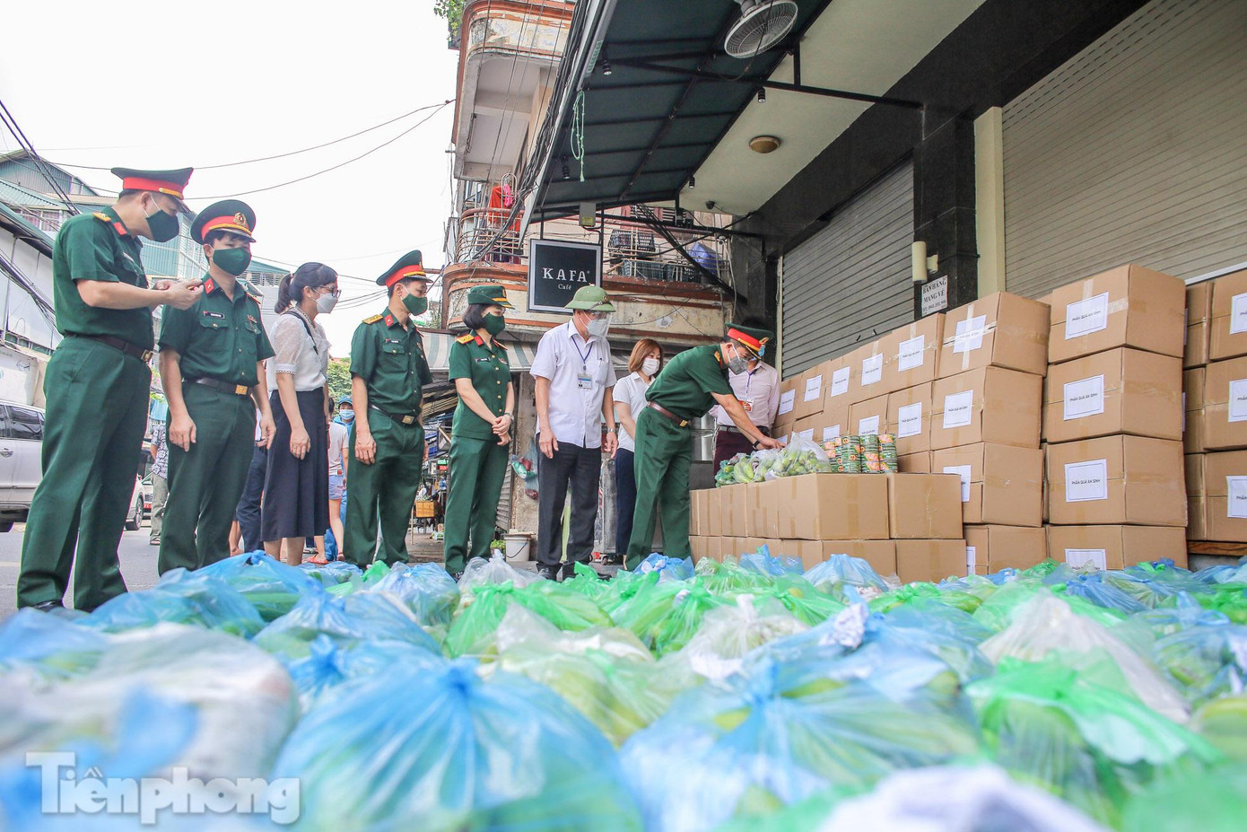 Ban Thanh niên Quân đội gửi lại các suất quà cho phường Chương Dương để phát đến người dân trong khu cách ly và khu phong tỏa.
