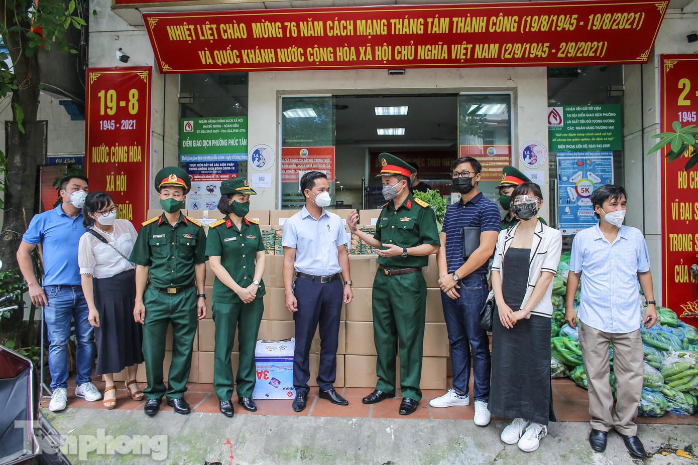 Ban Thanh niên Quân đội gửi lại những phần quà an sinh cho người dân tại phường Phúc Tân.