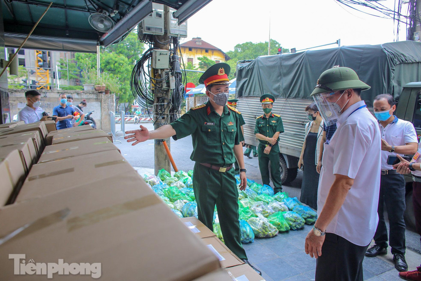 “Tiếp tục hưởng ứng Phong trào thi đua đặc biệt “Quân đội cùng cả nước chung sức, đồng lòng thi đua phòng, chống và chiến thắng đại dịch COVID-19” do Quân ủy Trung ương - Bộ Quốc phòng phát động, chúng tôi sẽ tiếp tục vận động, huy động nguồn lực từ các đơn vị, doanh nghiệp, nhà hảo tâm trong và ngoài Quân đội để tặng cho cán bộ, chiến sĩ làm nhiệm vụ phòng, chống dịch và nhân dân chịu ảnh hưởng bởi đại dịch”, Thượng tá Nguyễn Đức Cương cho biết.