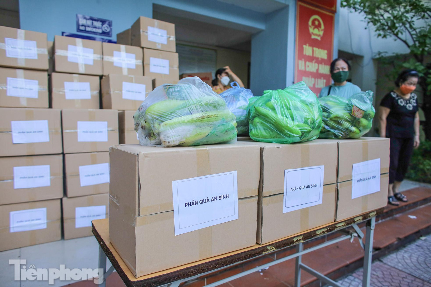 Theo đó, 500 suất quà (của CLB Thiện nguyện An Phúc, Nhóm Thiện nguyện Trường Sa HQ571/2014) cùng 4 tấn gạo, 1.100 hộp thịt xay, 2,5 tấn rau, củ, quả có tổng trị giá gần 500 triệu đồng đã được gửi tặng cho người dân ở các phường Phúc Xá, Đội Cấn (quận Ba Đình) và Chương Dương, Phúc Tân (quận Hoàn Kiếm).