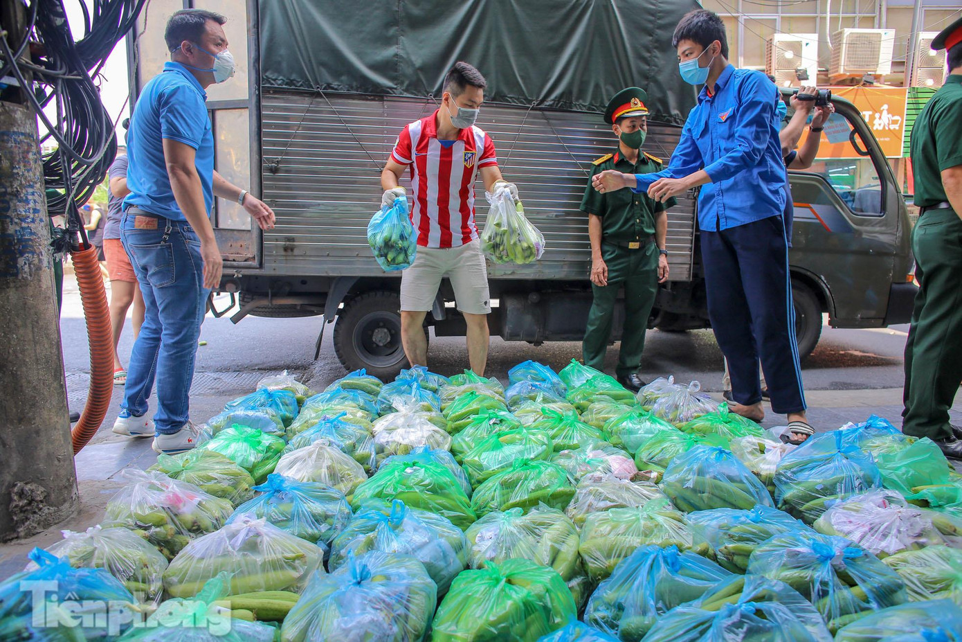 Được biết, 2,5 tấn rau được trường Sĩ quan Lục quân 1 thu hoạch từ 3h sáng ngày hôm nay.