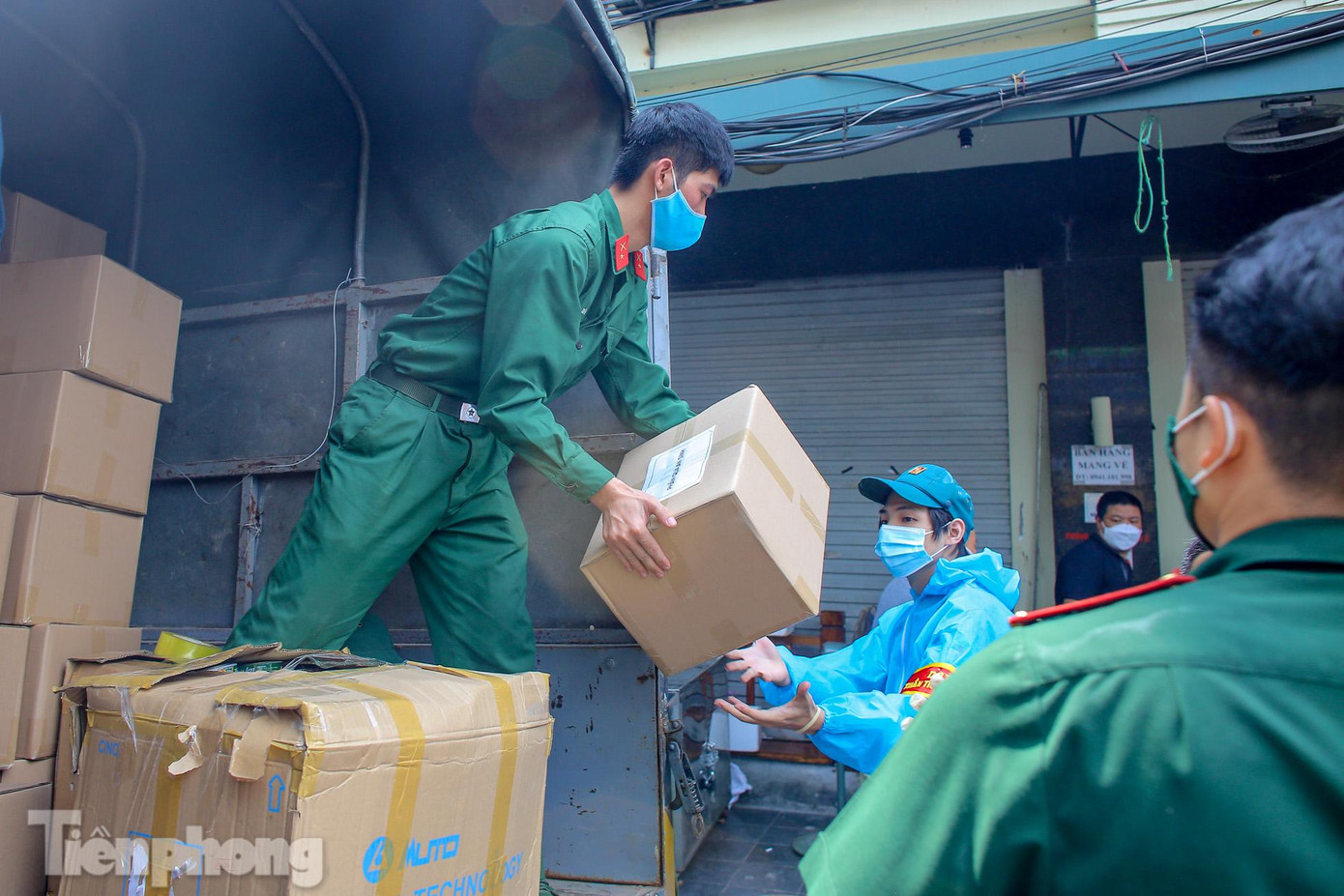 Những phần quà an sinh được chuyển đến các phường Chương Dương, Phúc Tân trên địa bàn quận Hoàn Kiếm trong sáng nay (31/8).