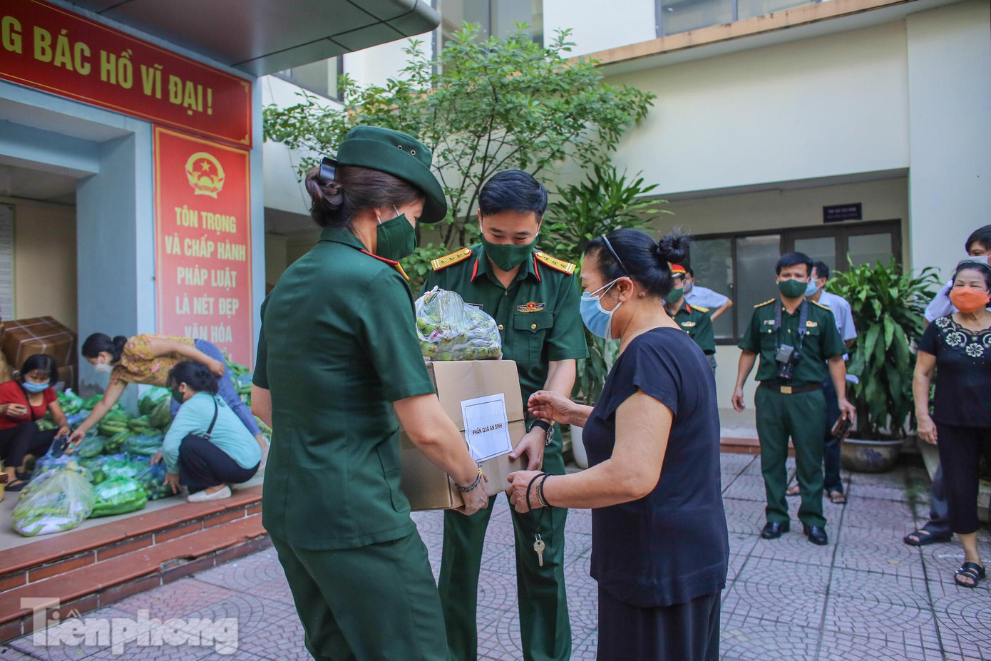 Nghe tin, bà con phường Phúc Xá (quận Ba Đình) thuộc diện khó khăn đã đến địa điểm để nhận những suất quà.