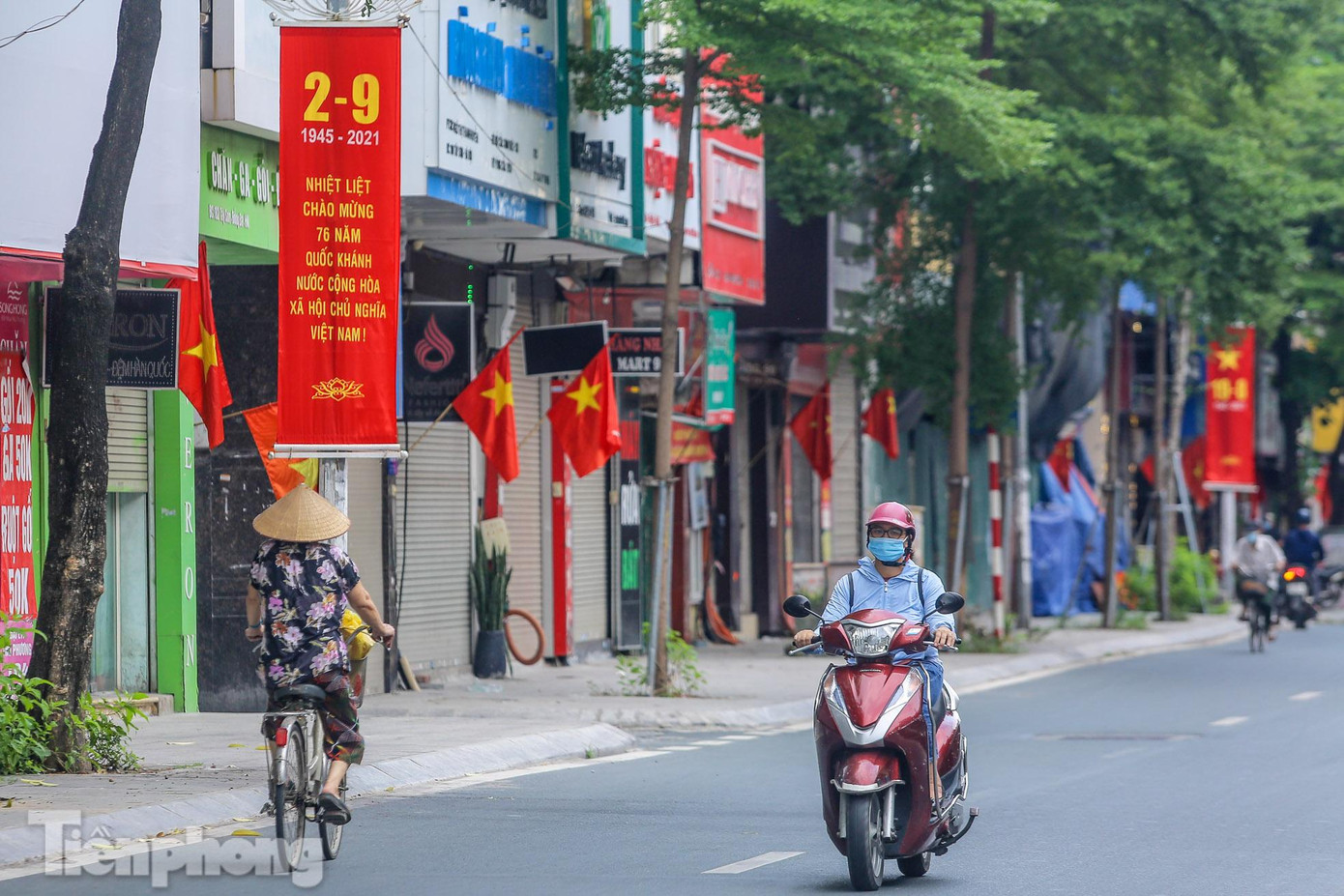 Nhân dịp chào mừng kỷ niệm 76 năm Cách mạng Tháng Tám và Quốc khánh 2/9, ghi nhận tại nhiều tuyến đường ở khu vực trung tâm thành phố như Chu Văn An, Điện Biên Phủ, Hùng Vương, Độc Lập ... đã được trang trí cờ hoa, băng rôn, panô, áp phích rực rỡ.