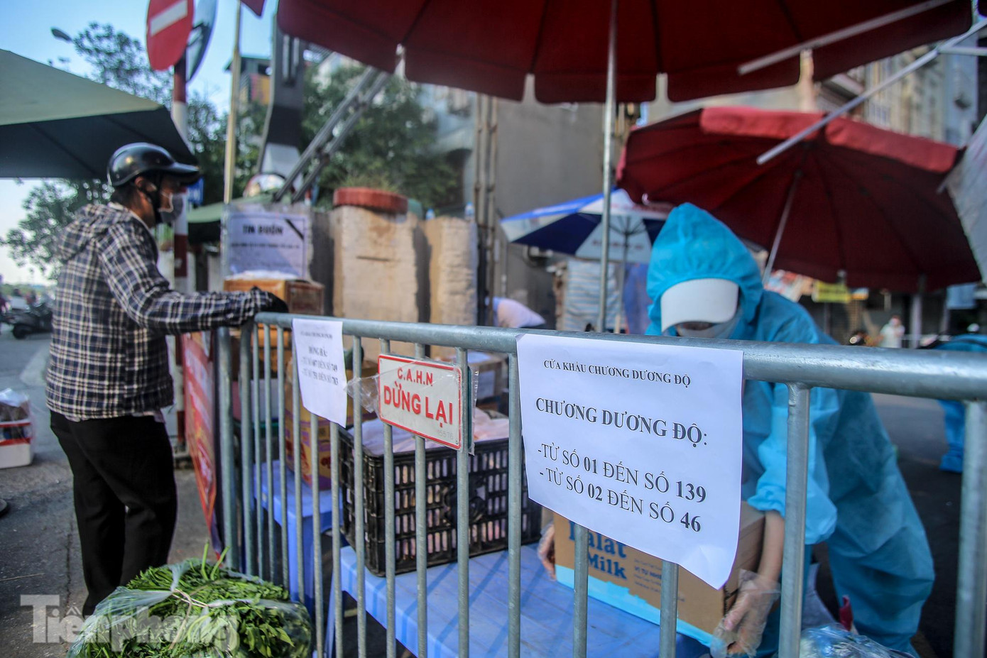 Trong thời gian cách ly, để đảm bảo đời sống cho người dân trong địa bàn phường, tổ công tác phòng chống dịch phường Chương Dương đã thành lập các điểm tiếp nhận cung ứng nhu yếu phẩm cho người dân trong phường.