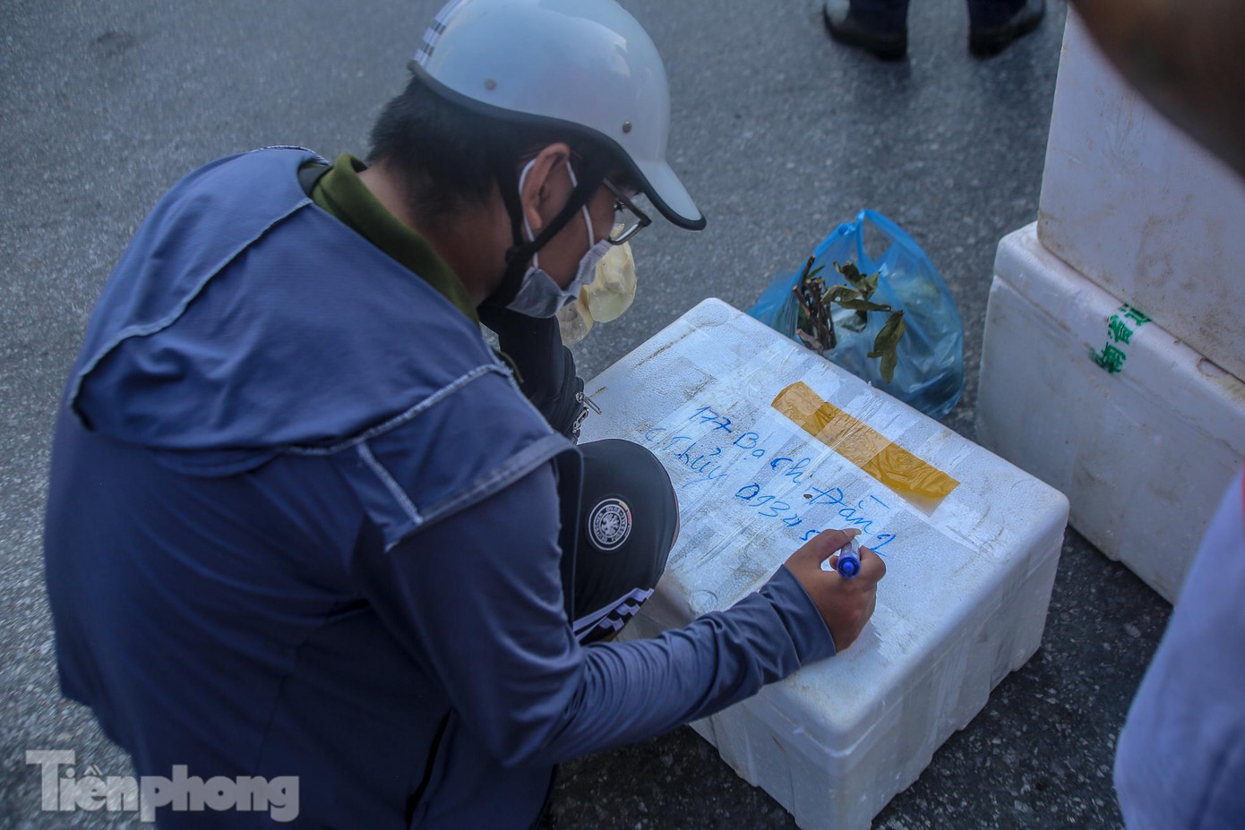 Đồ gửi phải ghi đủ tên, địa chỉ, số điện thoại người nhận để tránh mất mát, lạc đồ.