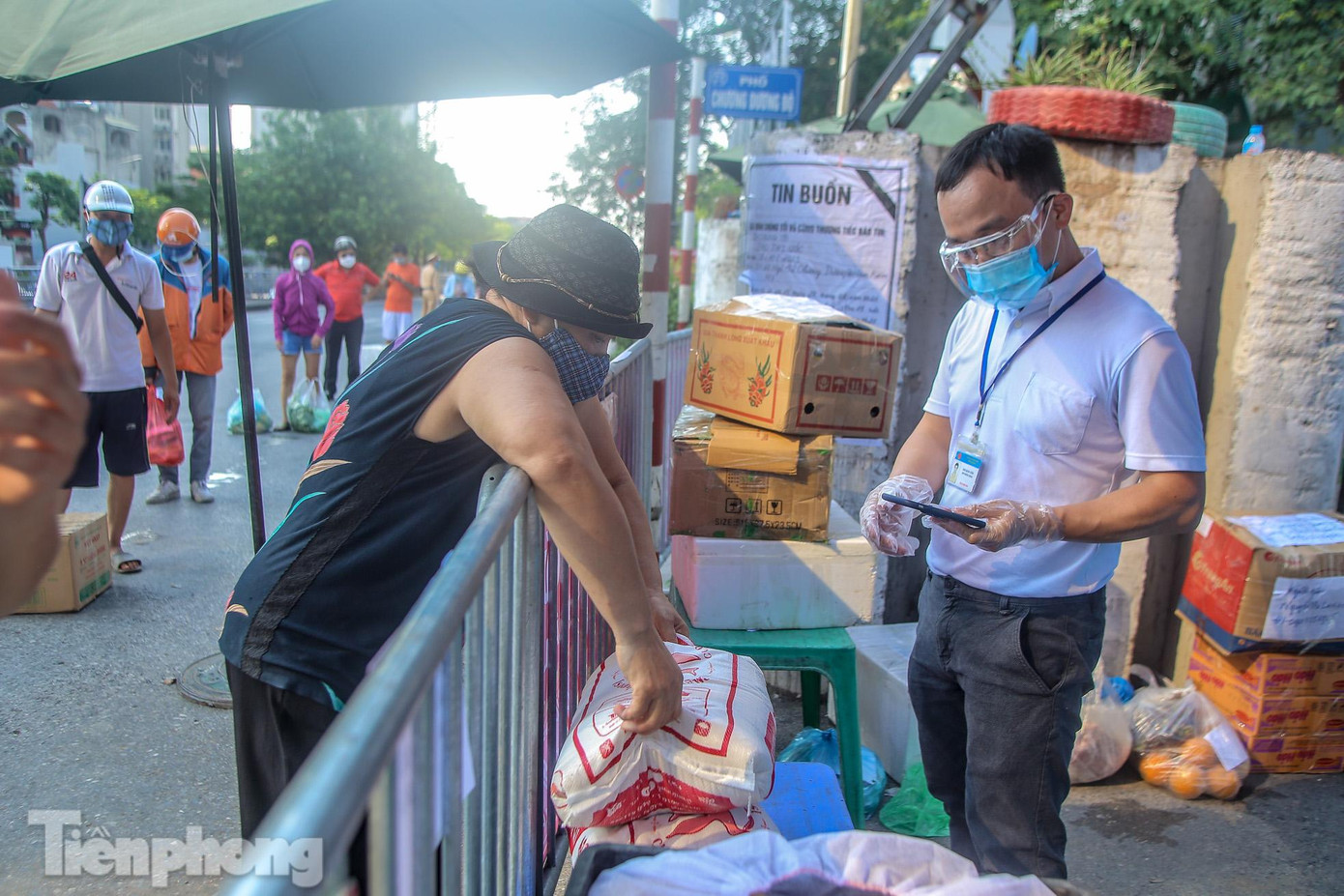 Hàng hóa vận chuyển đến điểm cung ứng chủ yếu là lương thực thực phẩm, nhu phẩm yếu.