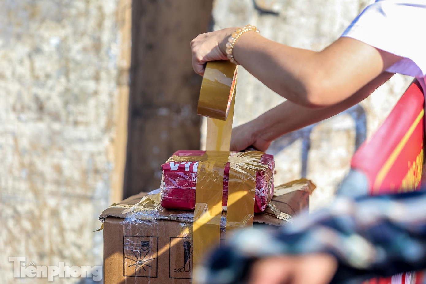 Hàng hóa được người dân gói kỹ trước khi gửi.