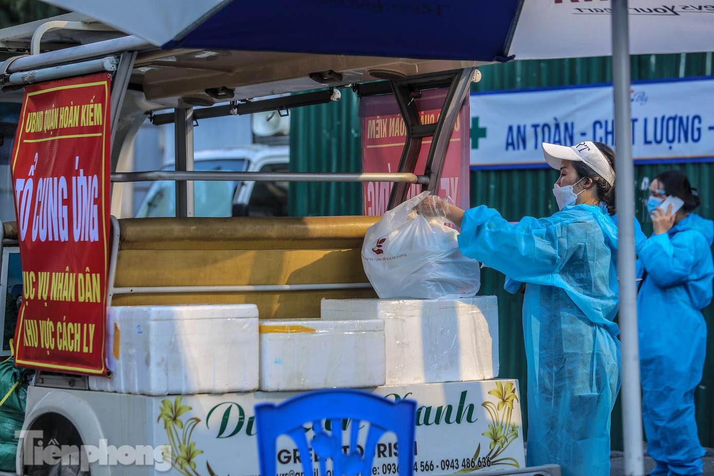 Hàng hóa được chất đầy trên xe điện.