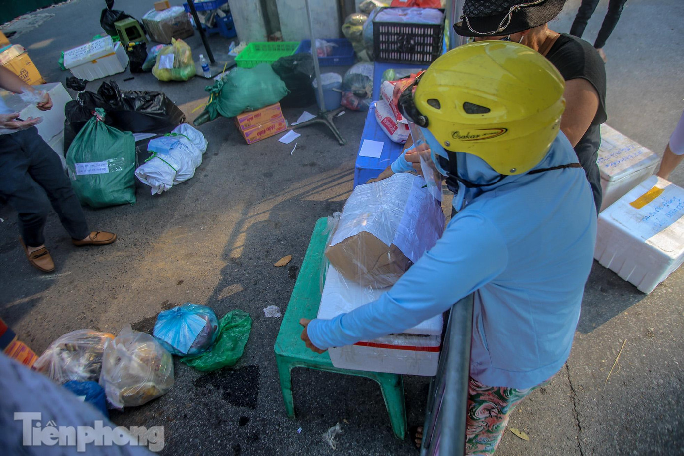 Hàng hóa được đặt trên chiếc bàn bên cạnh barie.