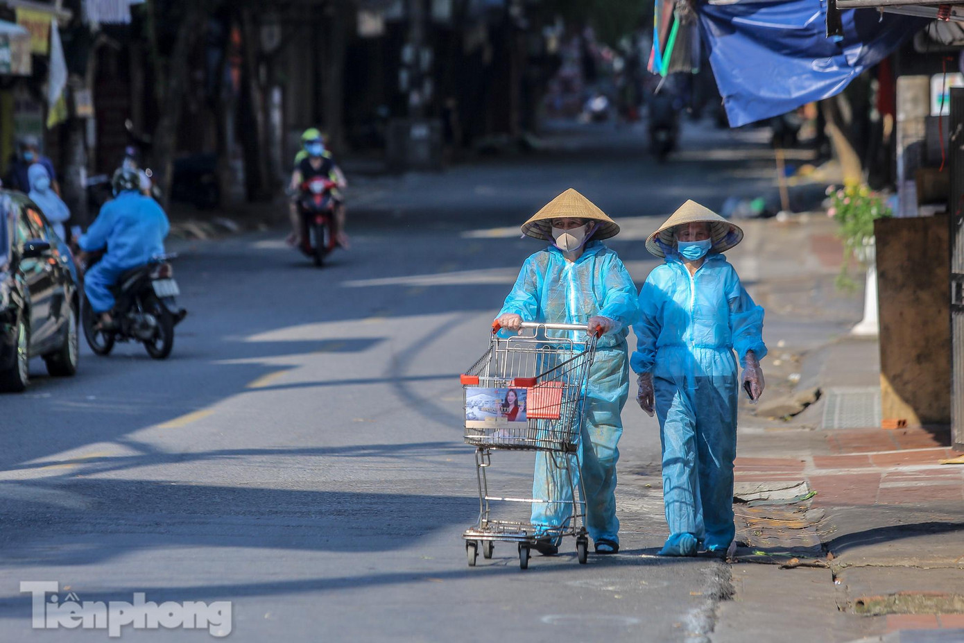 Một số người dân mặc đồ bảo hộ ra điểm cung ứng lấy đồ.