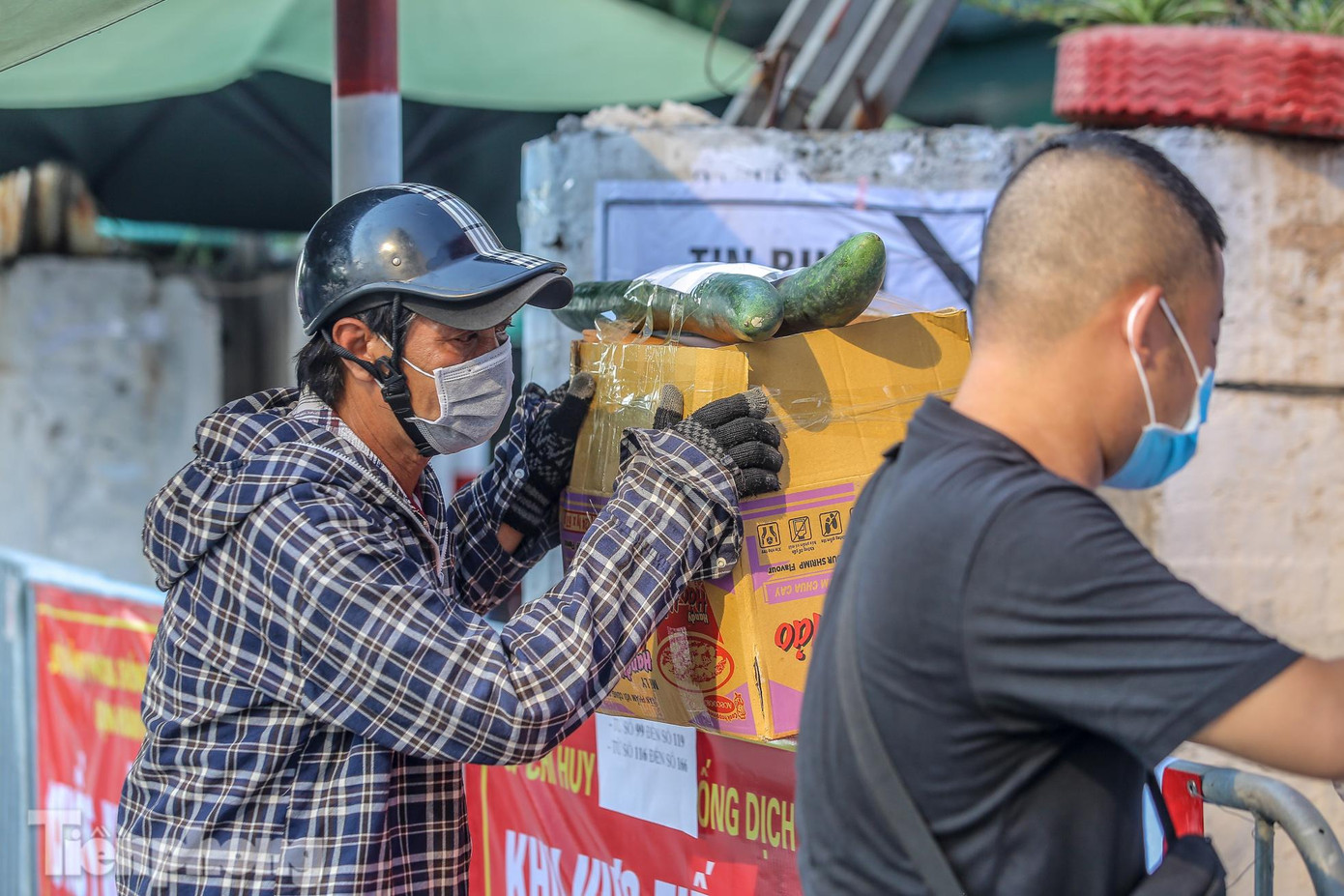 Để đảm bảo vận chuyển nhanh gọn và hàng hoá đến được nhiều gia đình, trọng lượng mỗi gói hàng không quá 5kg, tuy nhiên nhiều người lại mang cả hàng chục kg.