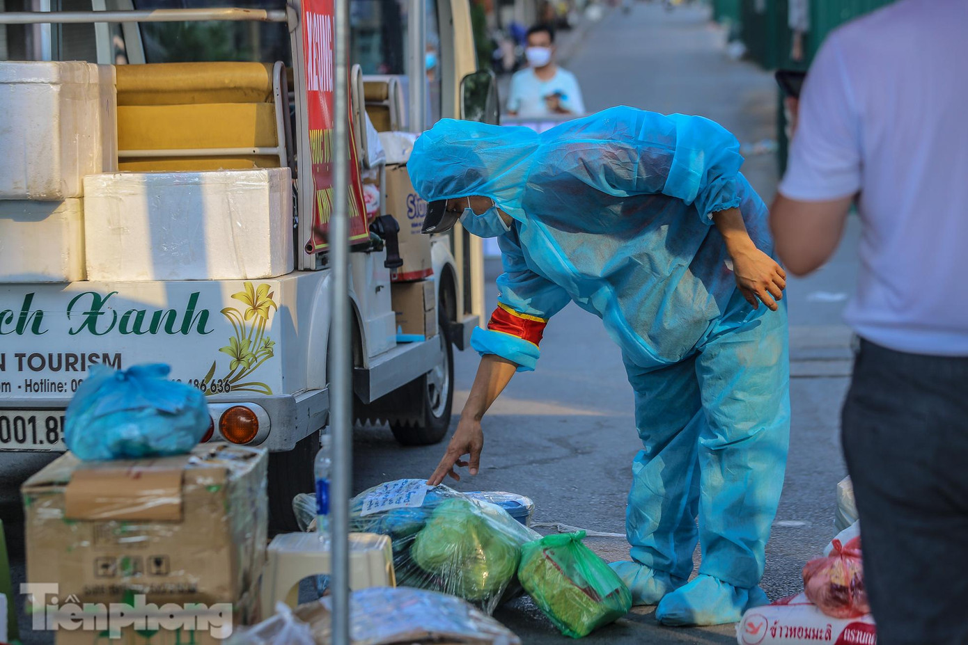 Lực lượng vận chuyển kiểm tra kỹ thông tin trước khi vận chuyển đến tận tay cho người dân.