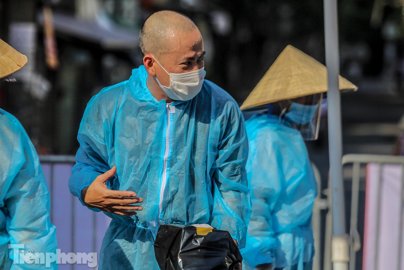 Tổ công tác đảm bảo an toàn với đầy đủ đồ bảo hộ. Mặc dù mỗi buổi chỉ hai tiếng nhưng những cán bộ làm việc luôn tay, luôn chân.