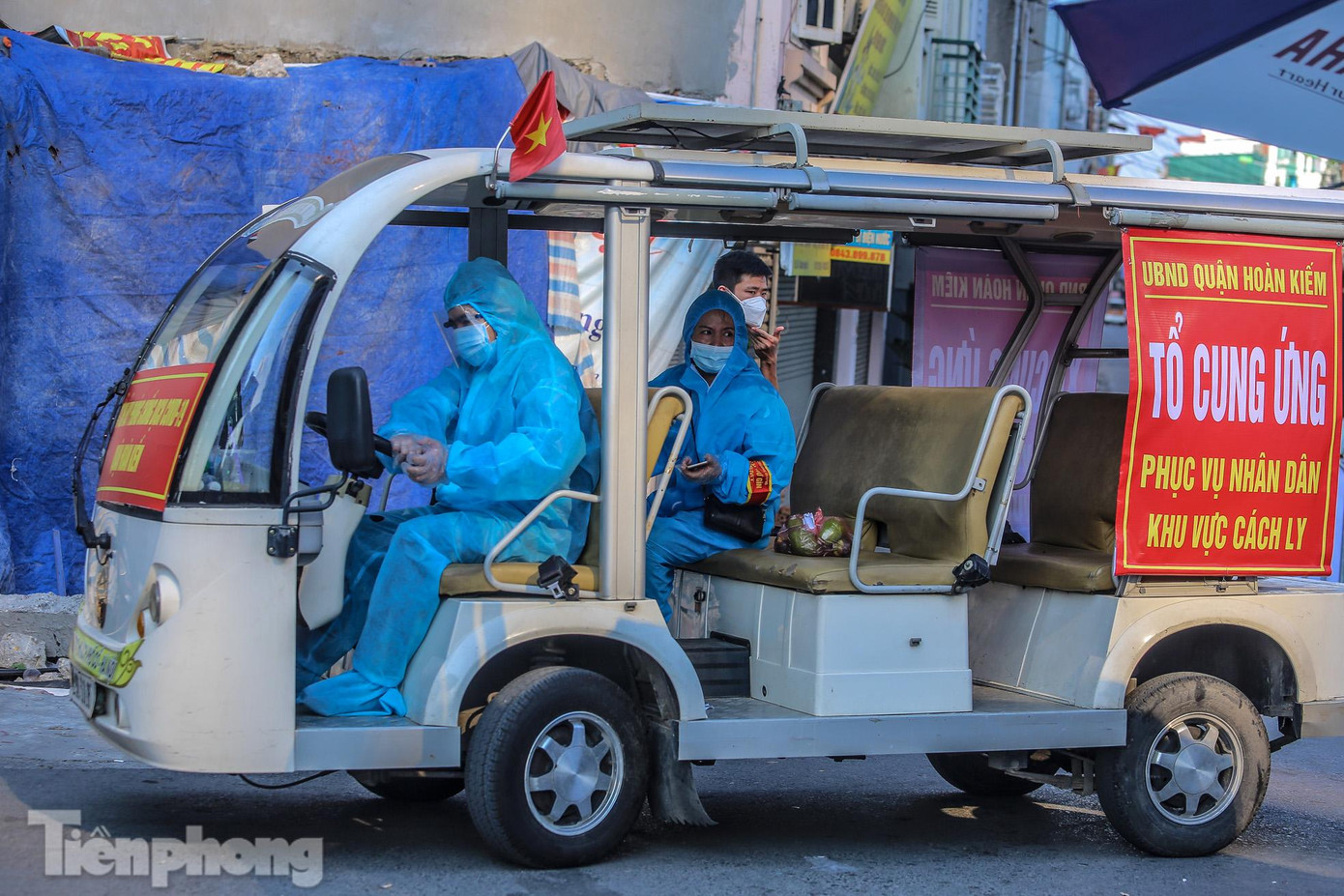 Lực lượng chức năng đã bố trí nhiều xe điện chở thực phẩm thiết yêu tới từng hộ gia đình trong khu cách ly để đảm bảo hạn chế tiếp xúc, tập trung đông người tại điểm cung ứng.
