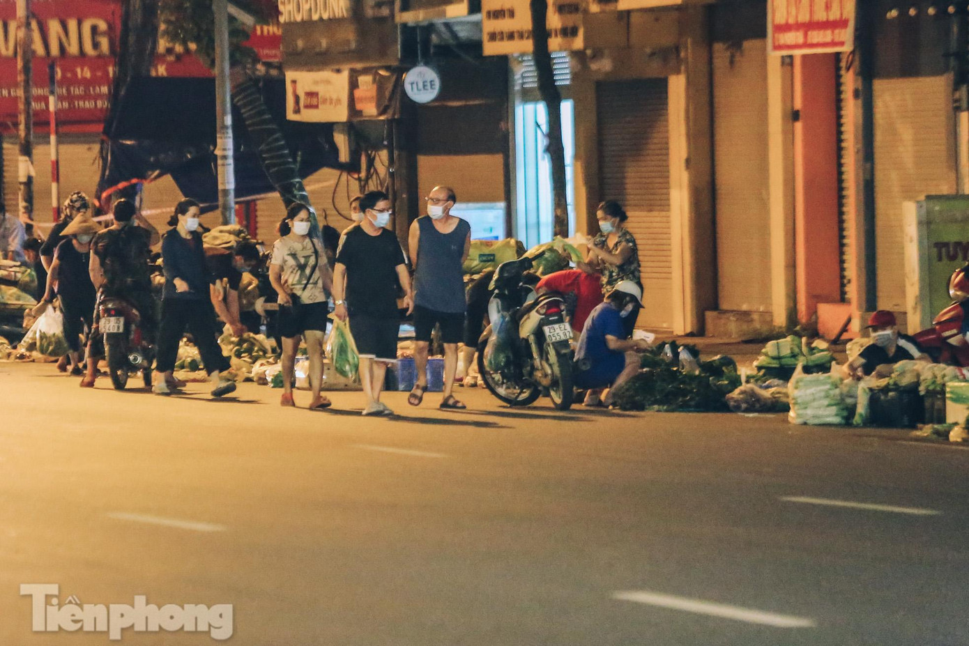 Nhiều người dân tranh thủ mua rau củ quả trong đêm.