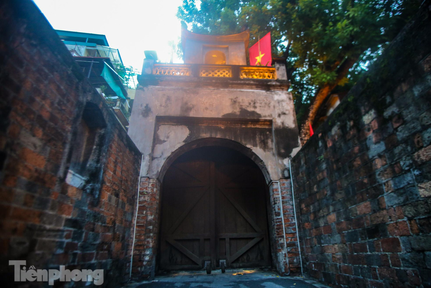 Ô Quan Chưởng là cửa ô duy nhất còn lại của Kinh thành Thăng Long xưa. Hình ảnh Ô Quan Chưởng đóng cửa là hình ảnh khá lạ lẫm đối với nhiều người dân phố cổ.