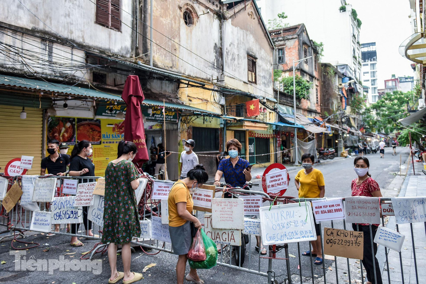 Do hạn chế người vào chợ Hàng Bè, tiểu thương treo biển buôn bán ngay tại rào barie để phục vụ nhu cầu người dân. Đây là cảnh chưa từng có tại khu "chợ nhà giàu" trên phố cổ. Do hạn chế người vào chợ Hàng Bè, tiểu thương treo biển buôn bán ngay tại rào barie để phục vụ nhu cầu người dân. Đây là cảnh chưa từng có tại khu "chợ nhà giàu" trên phố cổ.