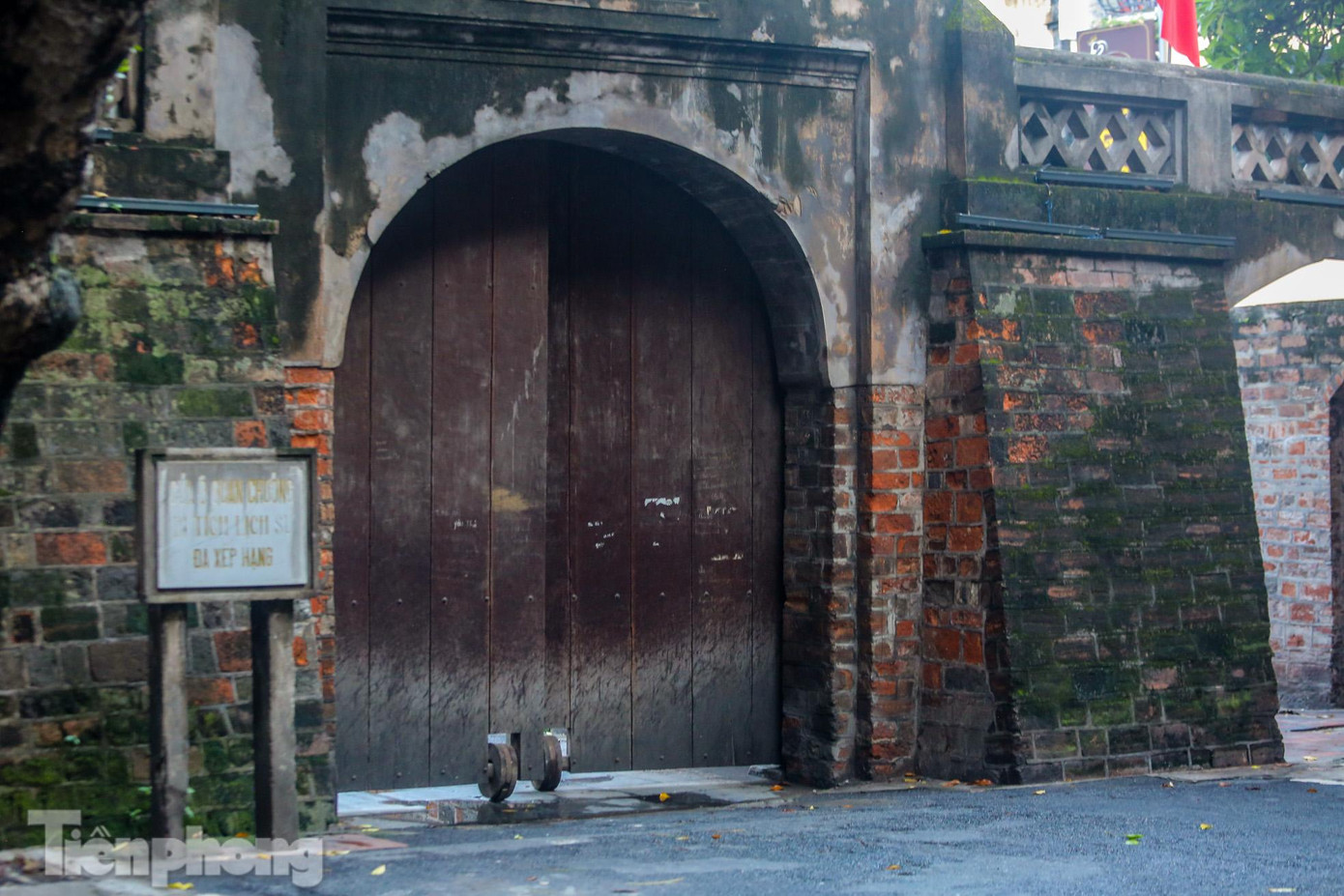 "Tôi đẻ ra và lớn lên tại khu phố cổ, đi qua Ô Quan Chưởng này rất nhiều lần. Nhưng đây là lần đầu tiên tôi thấy Ô Quan Chưởng đóng cửa", ông Lộc (61 tuổi) chia sẻ.
