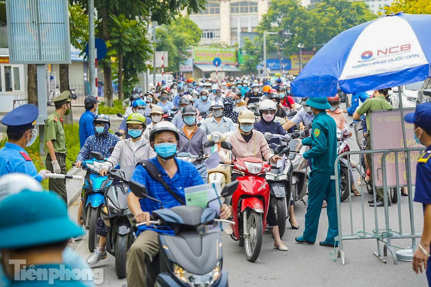 Hơn 7h, lượng phương tiện tham gia giao thông ngày một đông, khiến nhiều chốt tại Hà Nội xảy ra ùn ứ.
