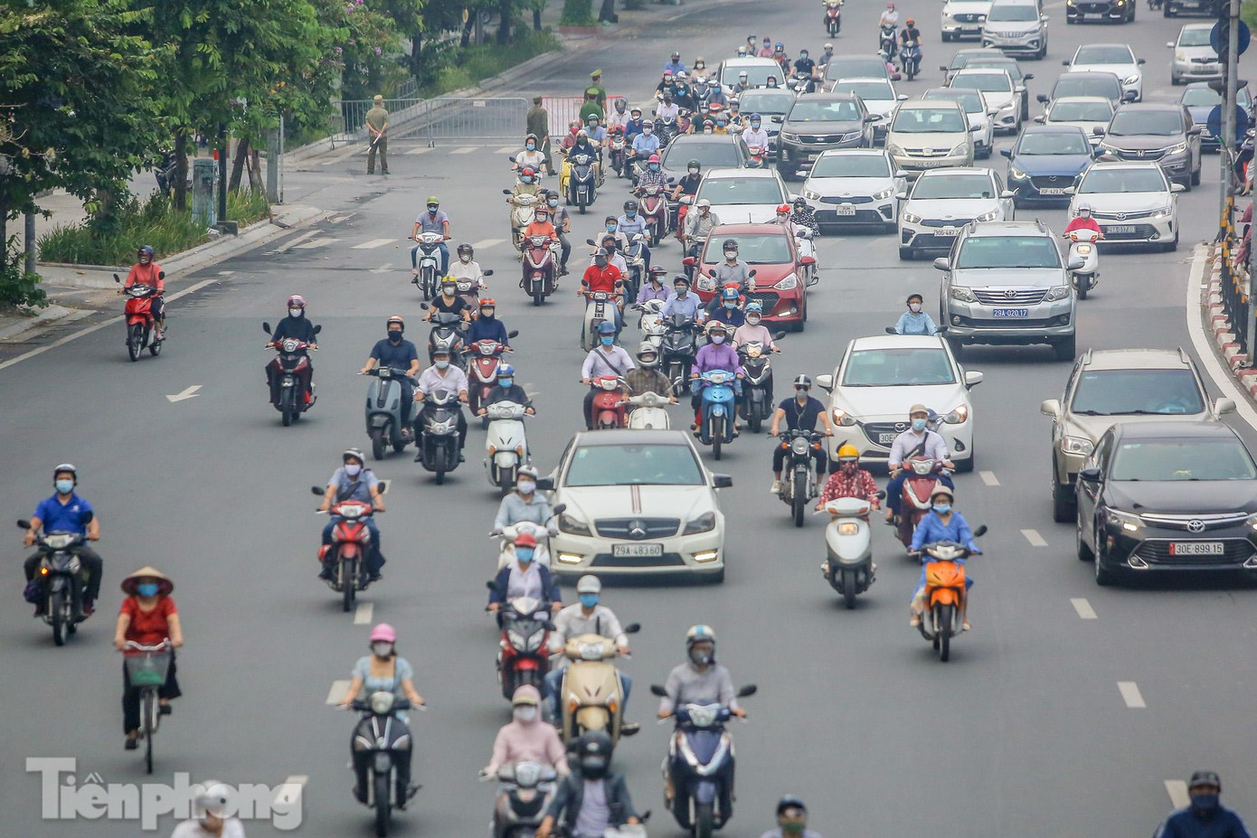 Rất đông người và xe qua lại trên đường Tây Sơn.