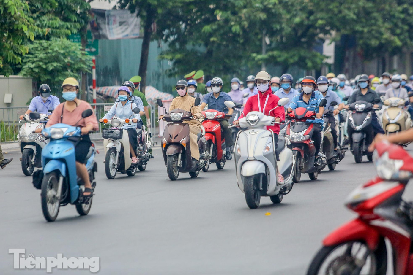 Người và xe lại qua lại tấp nập vào giờ cao điểm sáng.