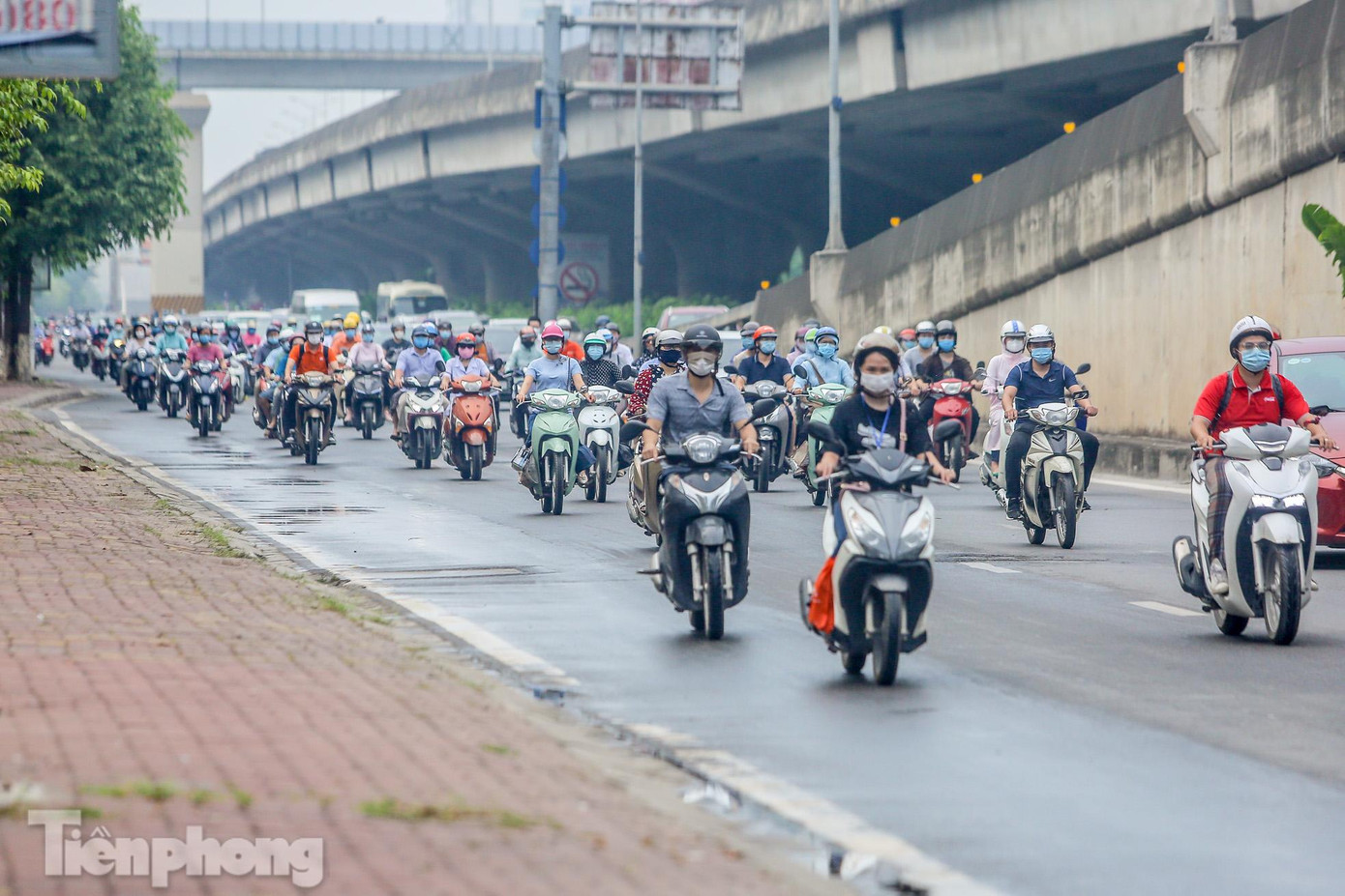 Khá đông phương tiện di chuyển trên tuyến đường vành đai 3.