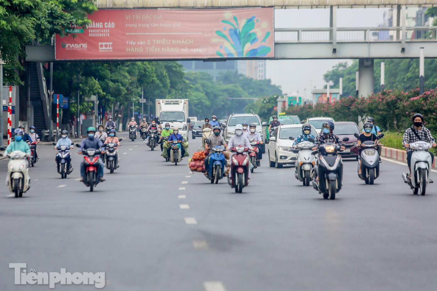 Xe di chuyển qua đường Nguyễn Chí Thanh khá đông, khác hẳn với cảnh vắng lặng những ngày đầu tiên áp dụng Chỉ thị 16.