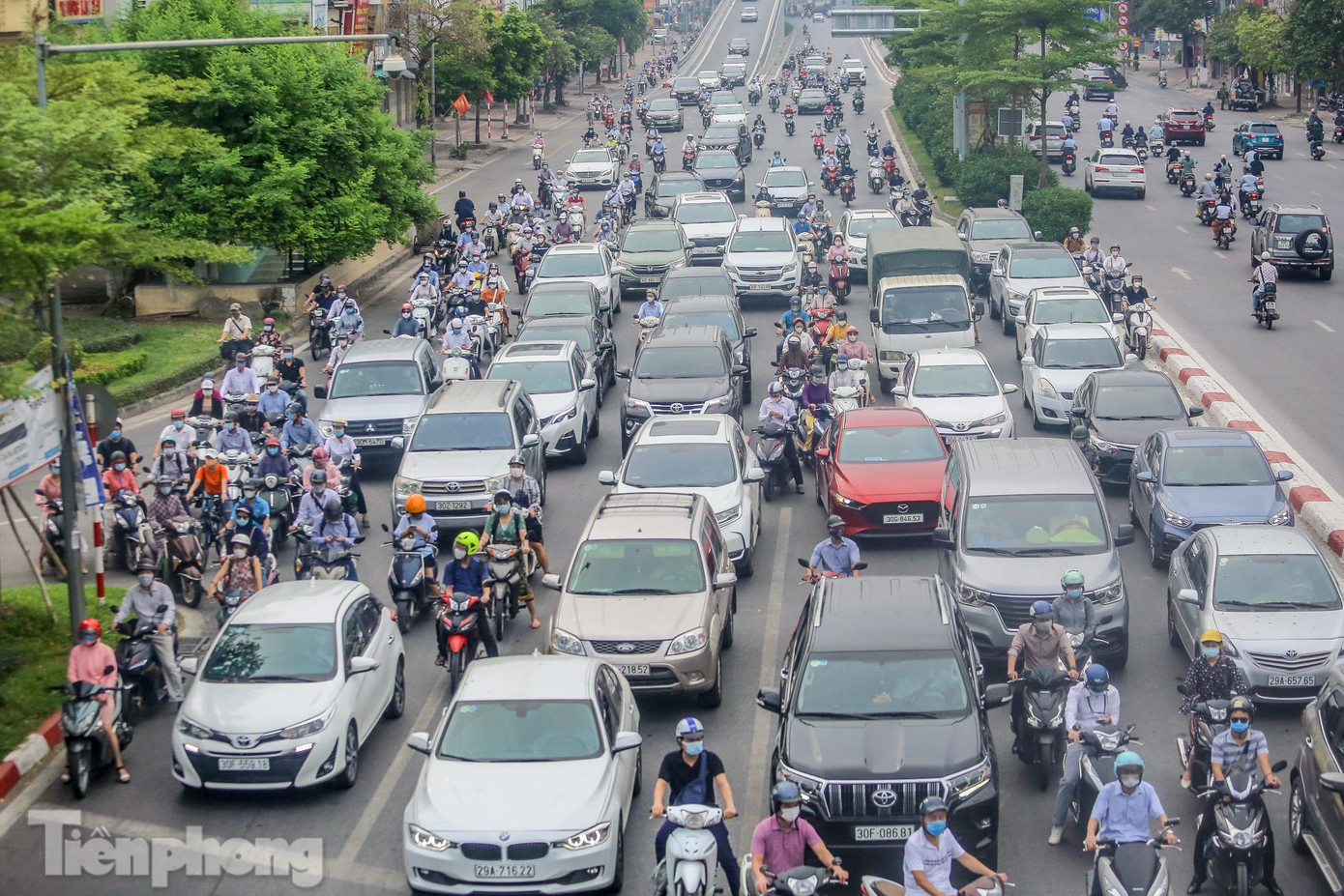 Đường Trường Chinh ùn ứ nhiều phương tiện.