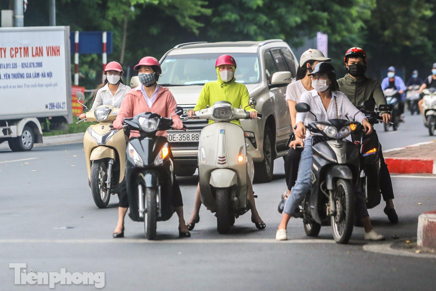 Ghi nhận của PV trong sáng đầu tuần thứ 3 thực hiện giãn cách theo Chỉ thị 17/CT-UBND, lượng phương tiện tham gia giao thông khá đông đúc, nhộn nhịp trên nhiều tuyến phố Thủ đô.
