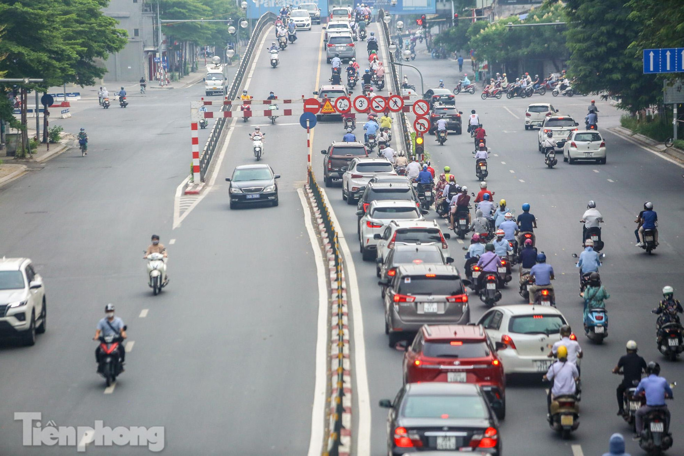 Lượng xe cộ lớn di chuyển về phía trung tâm.