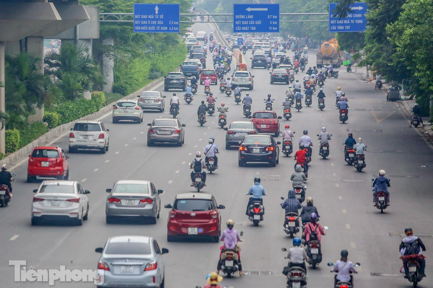 Đường Nguyễn Trãi nhộn nhịp khác hẳn cảnh vắng vẻ trong những ngày đầu thực hiện giãn cách xã hội.