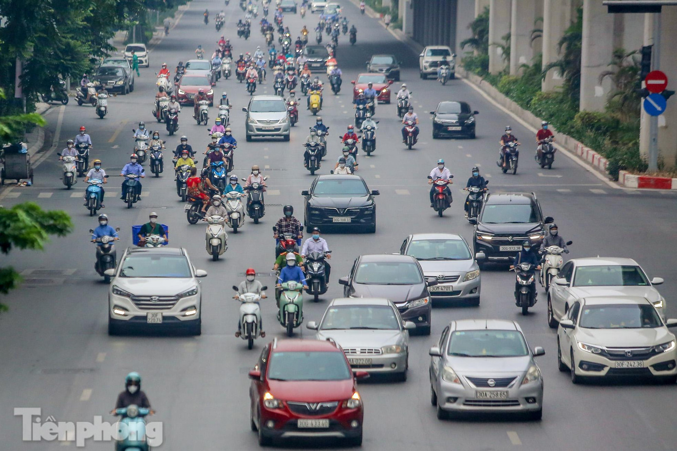 Trong thời gian giãn cách xã hội, Thành phố yêu cầu mọi người dân ở tại nhà, chỉ ra ngoài trong trường hợp thật sự cần thiết như: mua lương thực, thực phẩm, thuốc men, cấp cứu, khám chữa bệnh, tiêm chủng và các trường hợp khẩn cấp khác; đi công tác công vụ, làm việc tại cơ quan, công sở, làm việc tại nhà máy, cơ sở sản xuất, cơ sở kinh doanh dịch vụ, hàng hóa thiết yếu được phép hoạt động. Thực hiện nghiêm việc giữ khoảng cách tối thiểu 2m khi giao tiếp, không tập trung quá 2 người ngoài phạm vi công sở, trường học, bệnh viện và nơi công cộng...