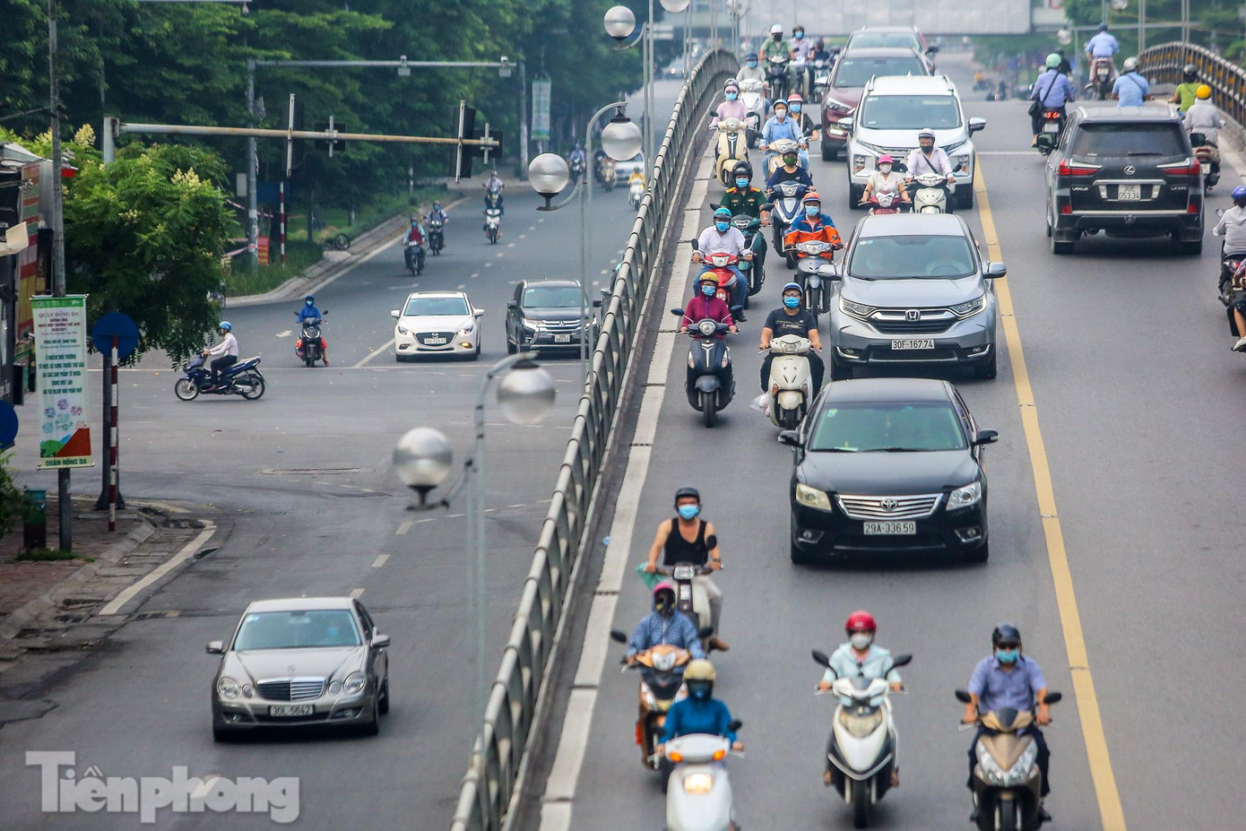 Khá đông phương tiện di chuyển trên cầu vượt tại ngã tư Thái Hà-Tây Sơn.