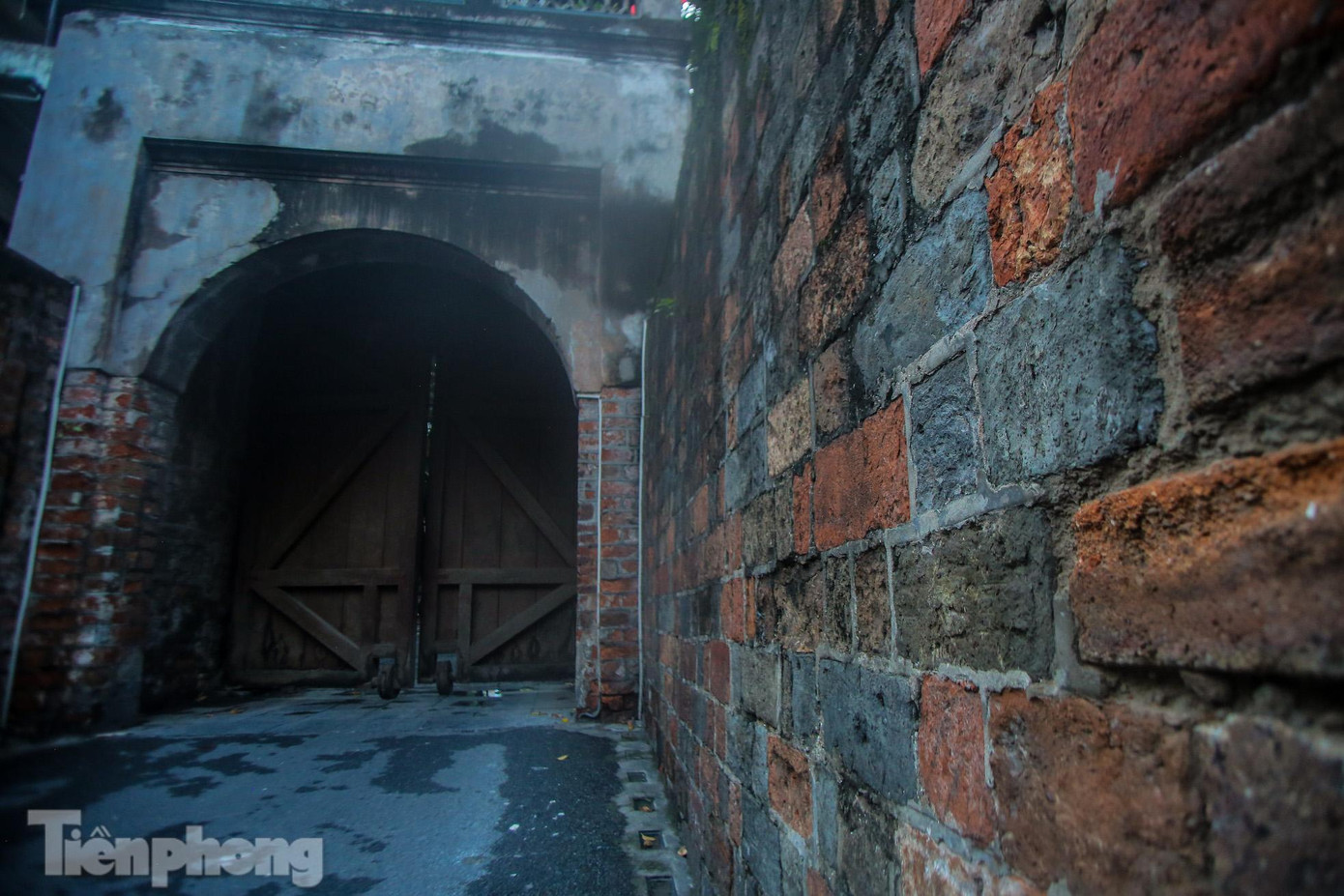Nguyên liệu xây dựng lên Ô Quan Chưởng là gạch vồ và đá có kích thước lớn, giống với loại gạch xây tường ở Văn Miếu Quốc Tử Giám.
