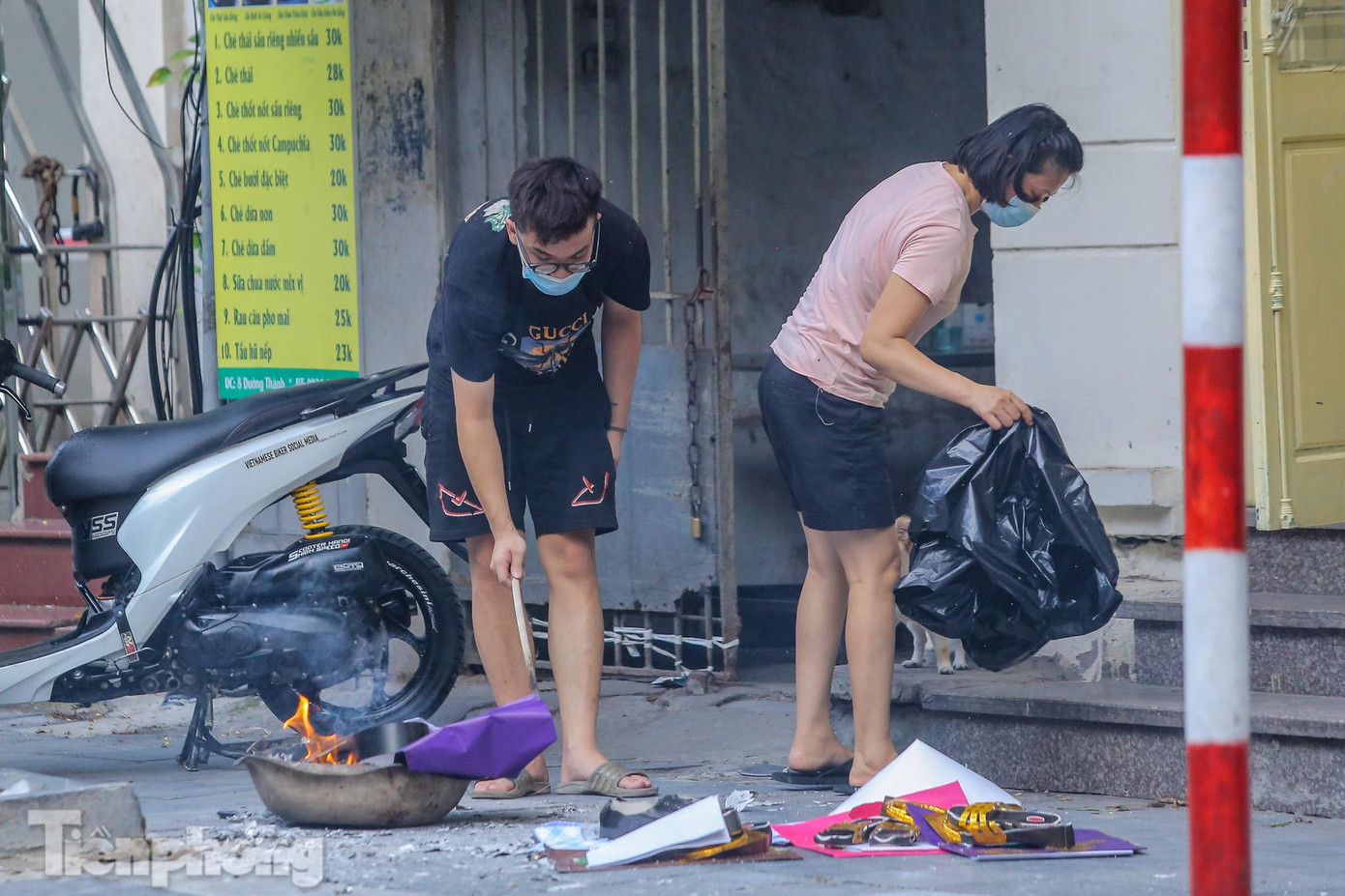 Ghi nhận của PV vào những ngày cận rằm, trên các con phố như Hàng Ngang, Hàng Cót, Hàng Mã... những nơi chật hẹp khu đất phố cổ, người dân sinh sống tại đây đốt vàng mã ngay tại lòng đường, khói nghi ngút cả khu.