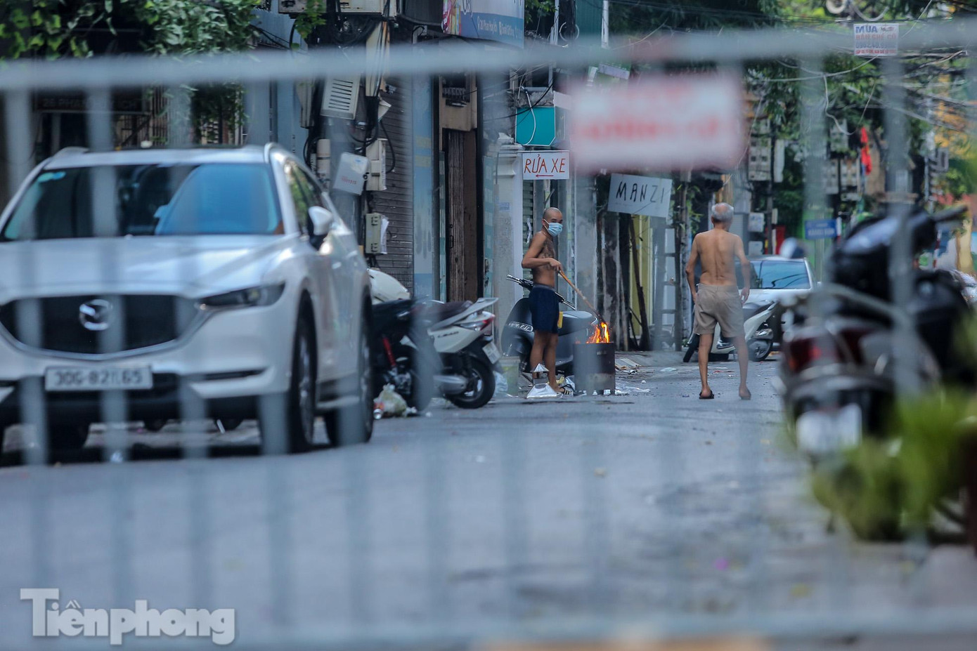 Sau tấm rào chắn "vùng xanh", người dân đốt vàng mã cúng rằm tháng 7.