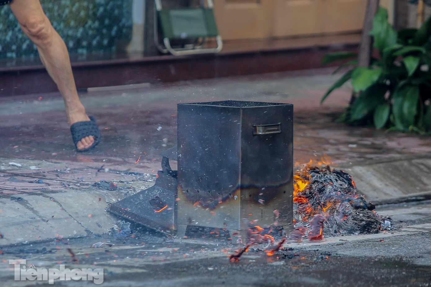 Đốt vàng mã vẫn gây ra khói mù mịt.