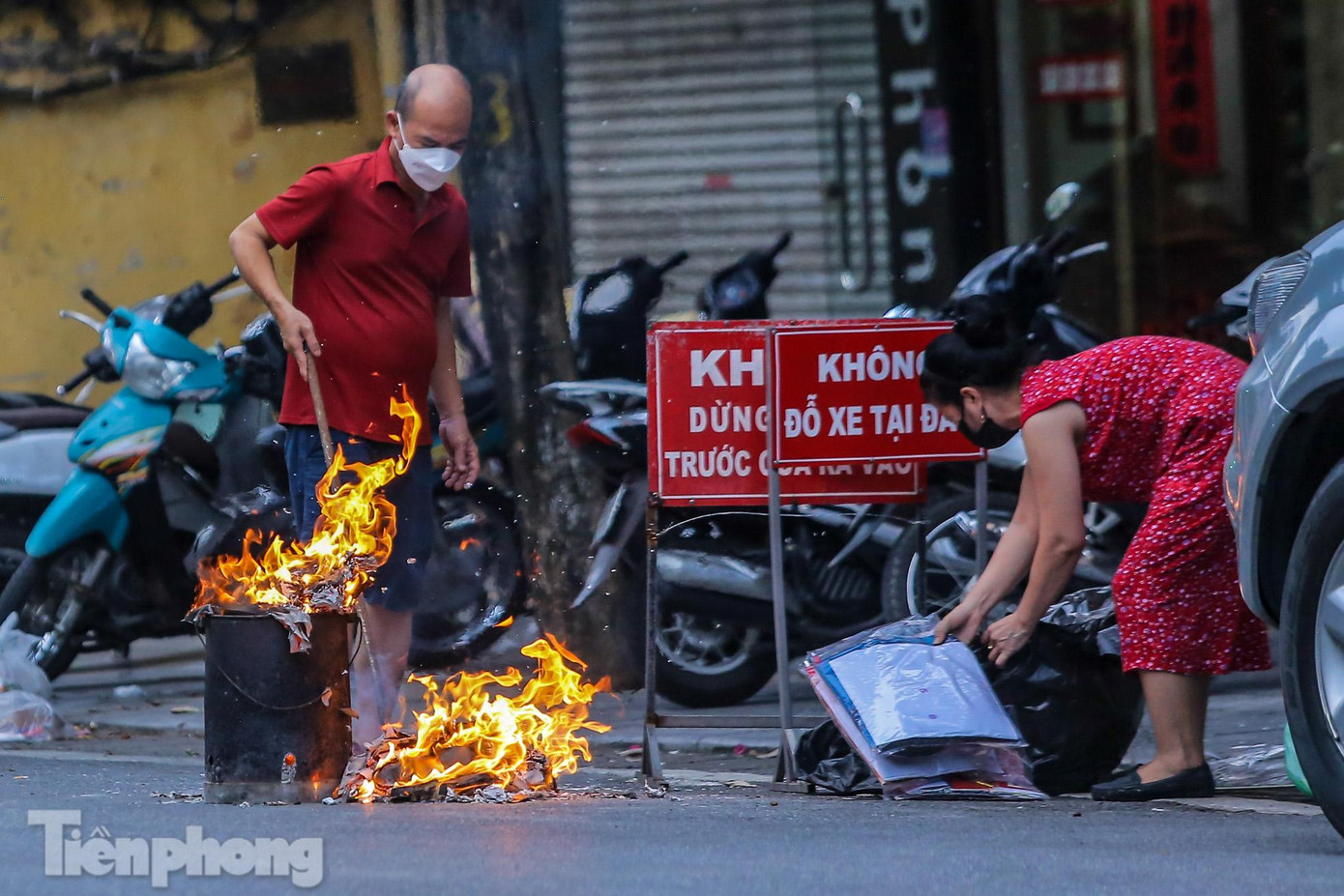 Phố Hàng Giấy "rực lửa", nghi ngút khói.