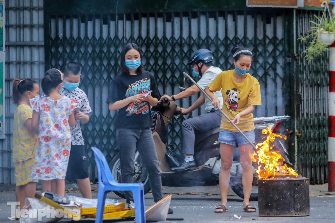 Tụ tập đốt vàng mã ngay giữa lòng đường, không đảm bảo giãn cách xã hội.