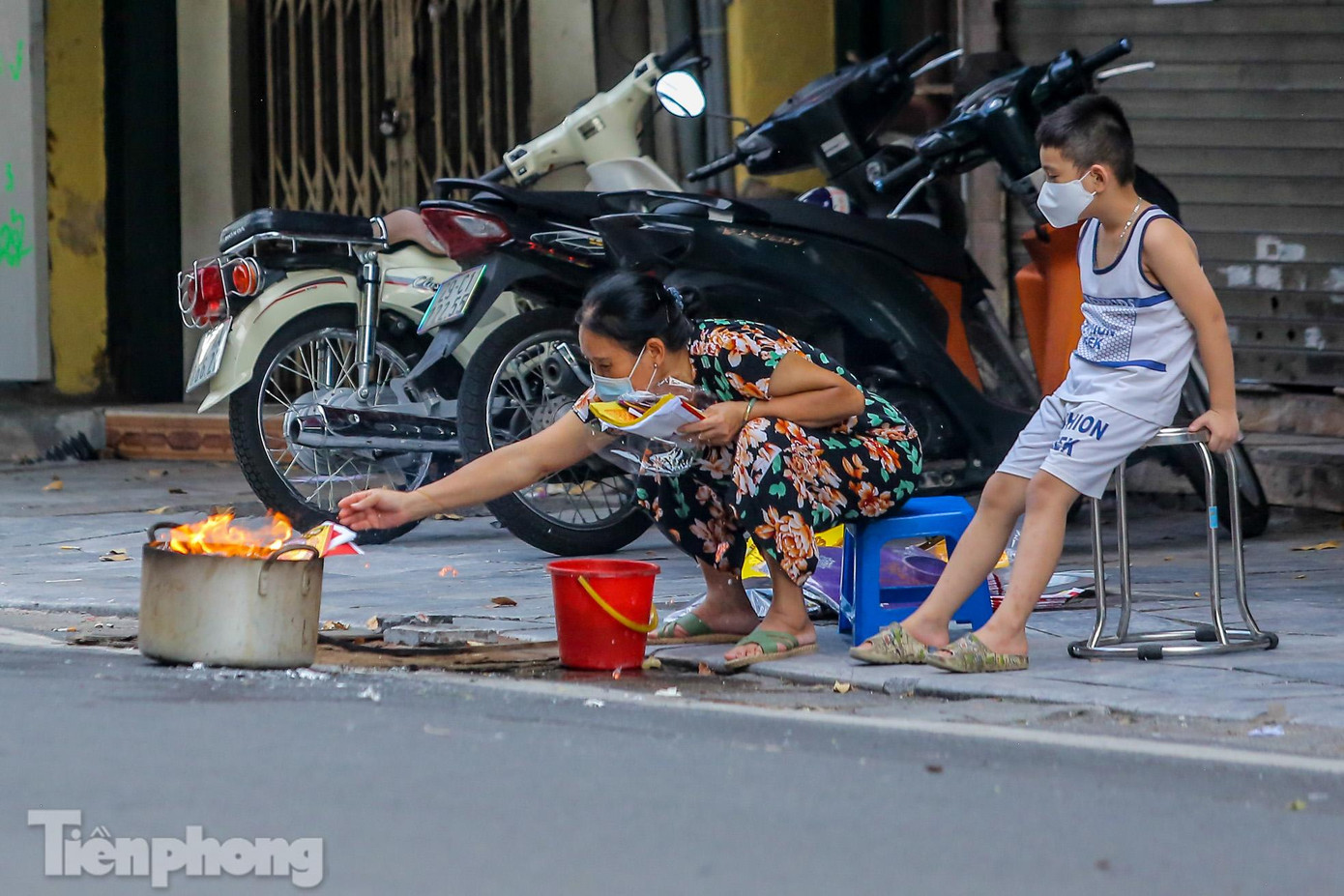 "Nhà chật nên tôi mang ra trước cửa đốt. Bình thường đồ mã tôi mua ở chợ, nhưng do giãn cách nên tôi nhờ người mua hộ", một người dân sống tại phố Hàng Giấy (quận Hoàn Kiếm) chia sẻ.