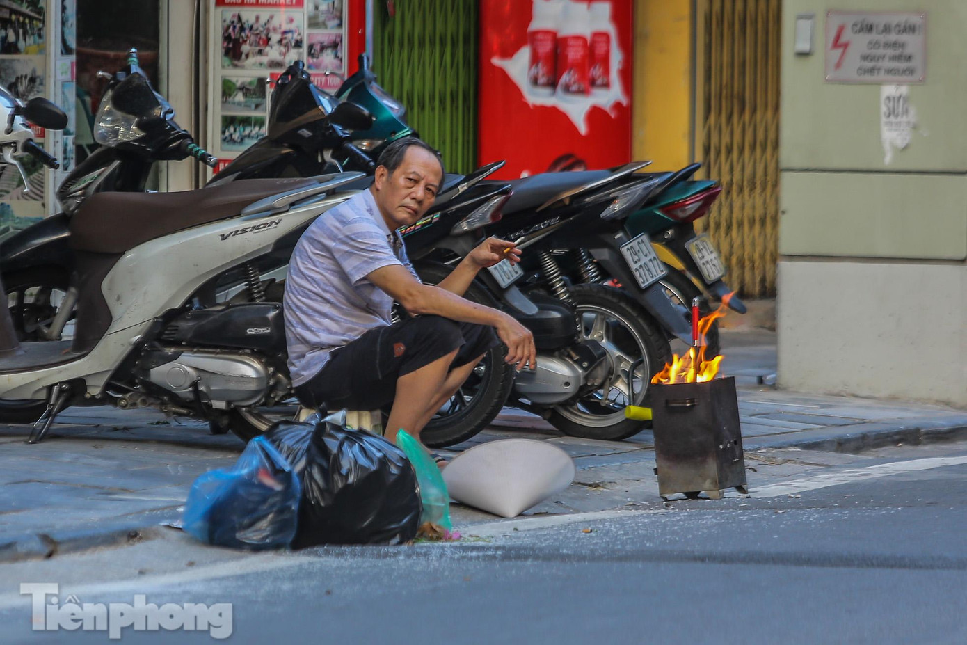 Người đàn ông "tranh thủ" hút điếu thuốc khi đang "hoá vàng".
