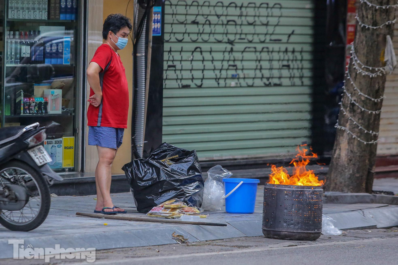 Mặc dù Hà Nội đang trong thời gian giãn cách xã hội tuy nhiên ngay vỉa hè, dưới lòng đường các con phố vẫn "đỏ lửa" do tục lệ đốt vàng mã trong những ngày rằm tháng 7