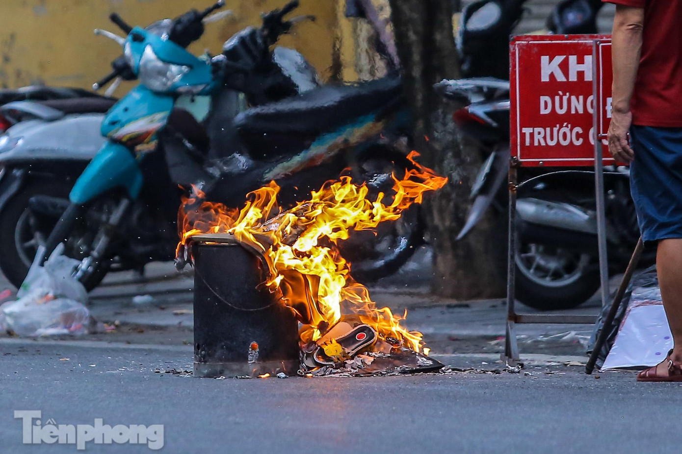 Đốt vàng mã ngay trên phố gây nguy cơ cháy nổ, họa hoạn rất cao, nhất là gần những đồ vật, dụng cụ dễ bắt lửa.