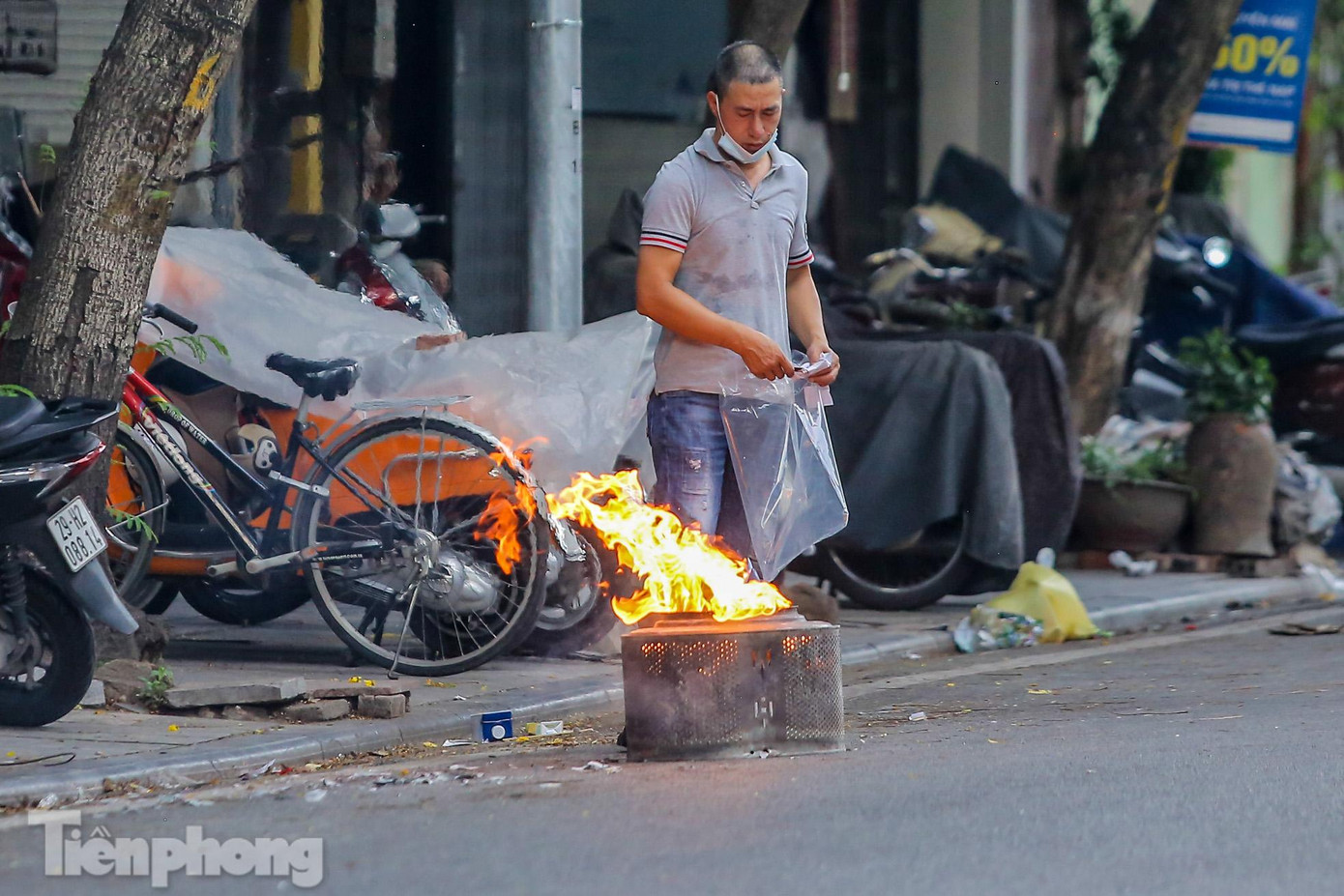 Tuy nhiên Hà Nội đang trong thời gian giãn cách xã hội, nhiều người ra đường hoá vàng không đeo khẩu trang hoặc đeo khẩu trang không đúng cách.
