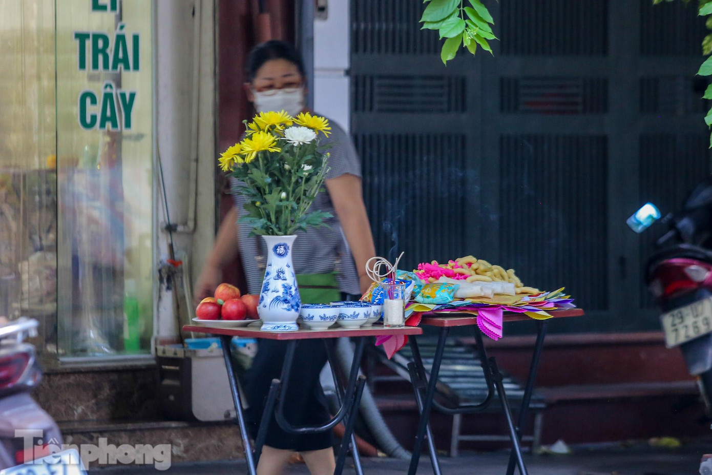 Trước khi đốt vàng mã, người dân kê bàn sắp lễ trước cửa nhà.