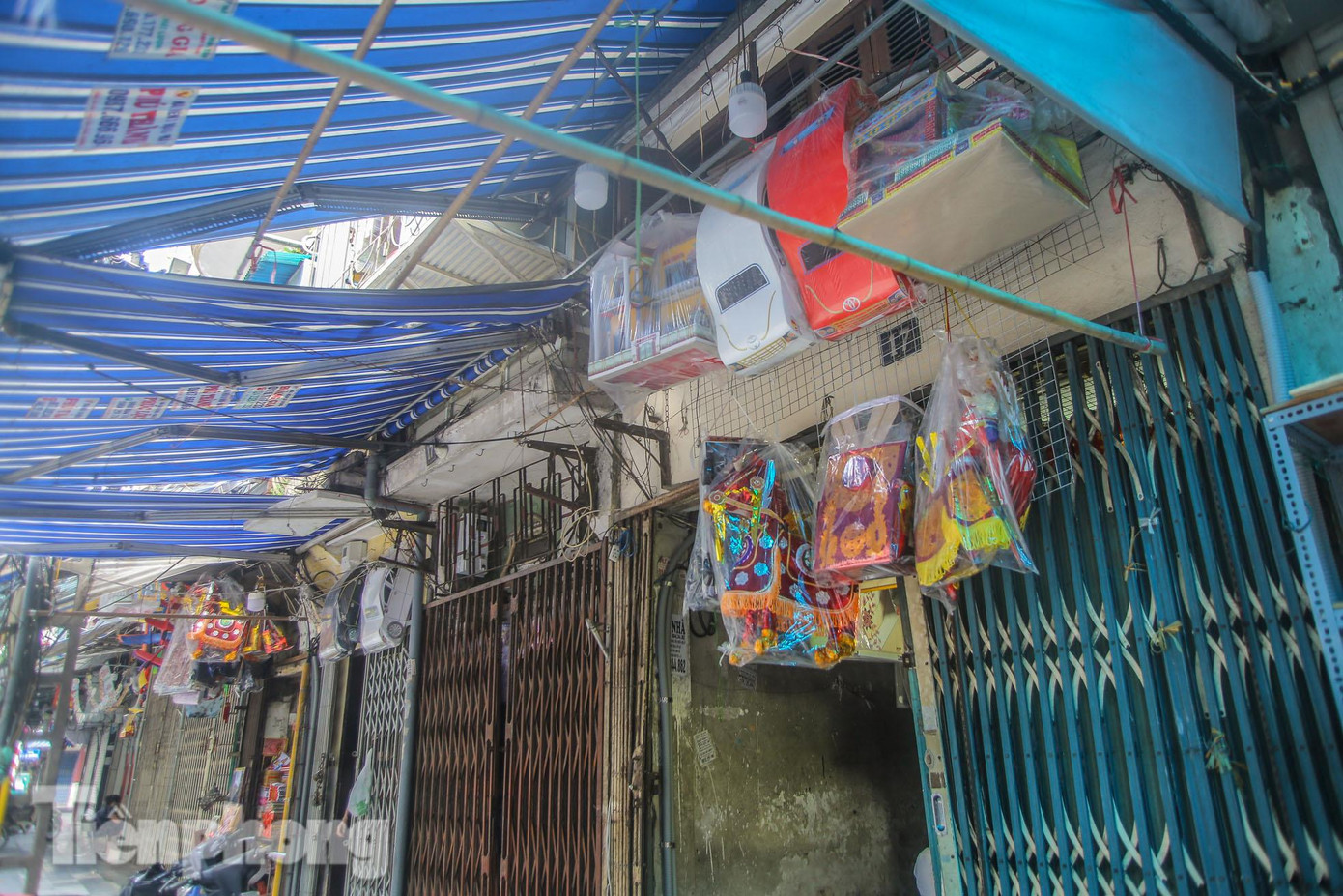 "Biệt thự siêu xe" được treo trước một cửa hàng đóng kín trên phố Hàng Mã.