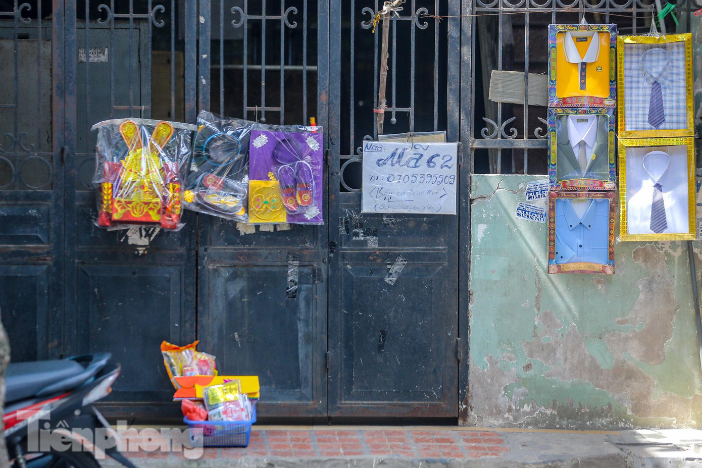 Không được mở cửa bán hàng, nhiều người treo số điện thoại để người mua liên hệ.