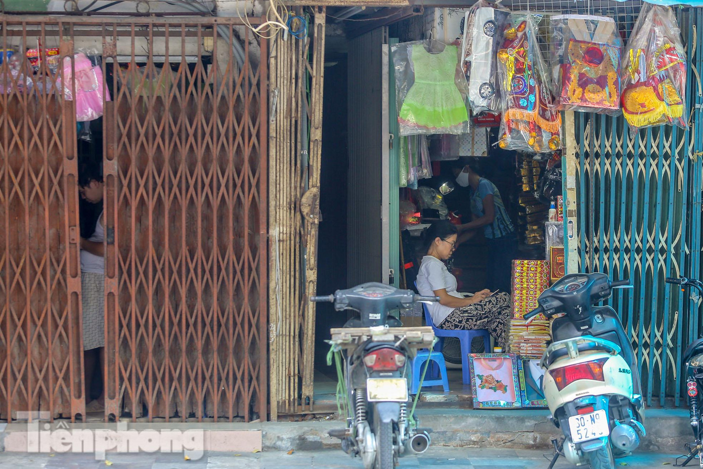 Ghi nhận có khoảng hơn 10 cửa hàng hé cửa bày bán.