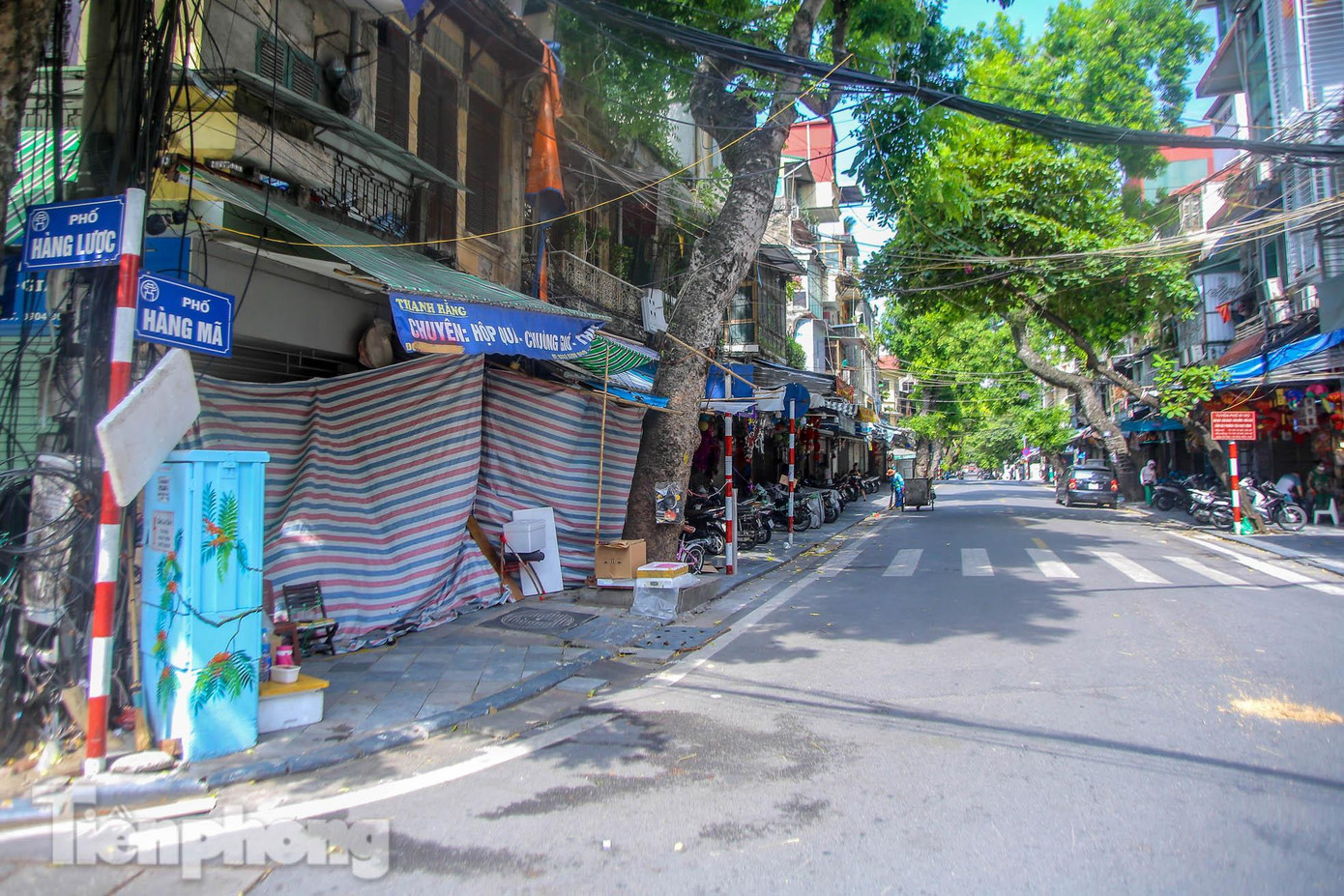 Như mọi năm, đây là thời gian mà phố Hàng Mã tập nập khách mua bán, các mặt hàng dành cho "người âm phủ" được bày bán la liệt. Tuy nhiên do ảnh hưởng của COVID-19, Hà Nội thực hiện giãn cách xã hội nên "thủ phủ" vàng mã ảm đạm, vắng vẻ chưa từng có.